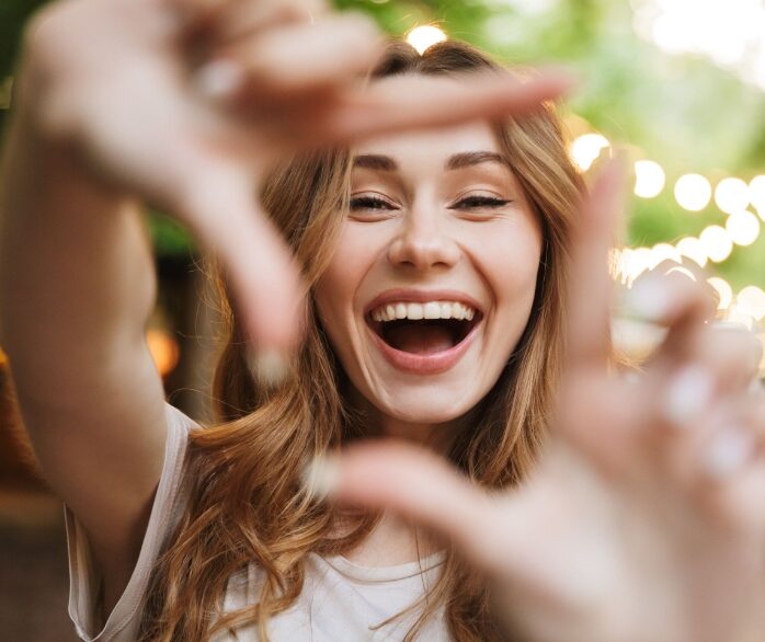 femme faisant un focus avec ses mains