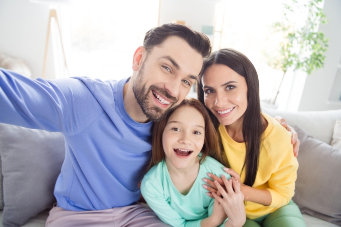 Famille faisant un selfie
